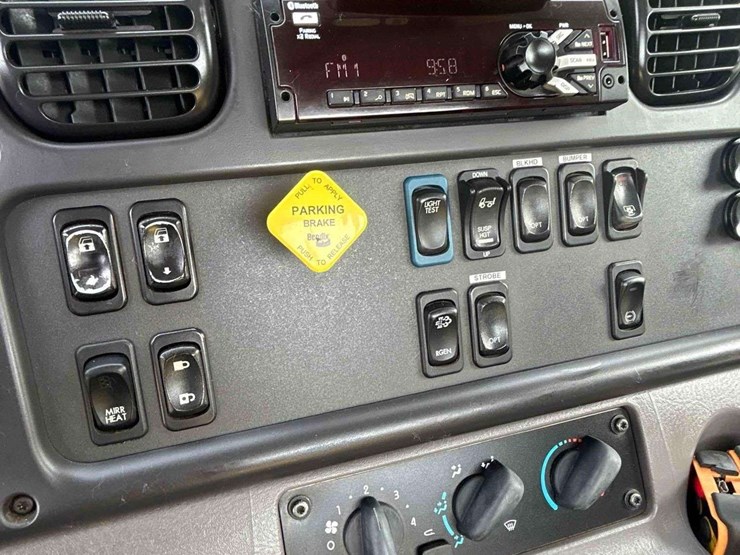 2018-freightliner-m2-106-image-69