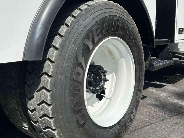 2019-freightliner-m2-106-image-59