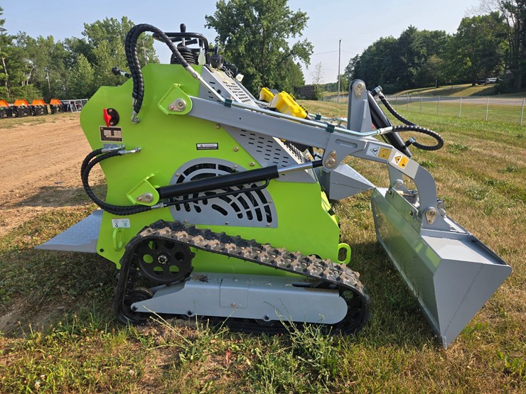 #8854-•-ats-t460-mini-skid-steer-23-hp-image-1