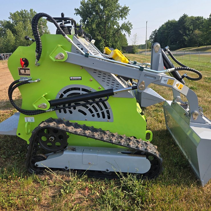 #8854 • ATS-T460 Mini Skid Steer 23 HP