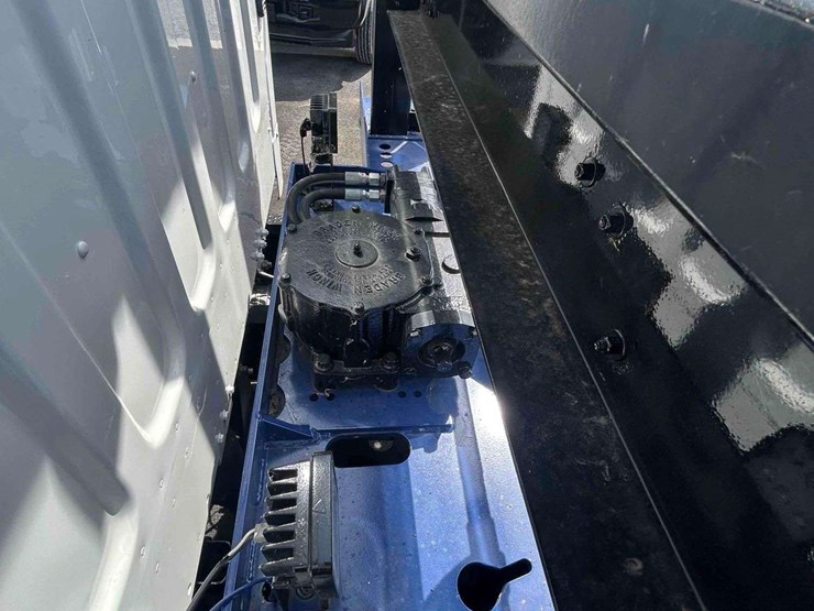 2018-freightliner-m2-106-image-28