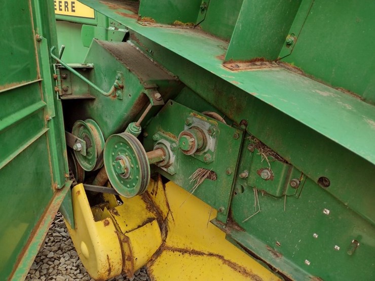 john-deere-330-image-9