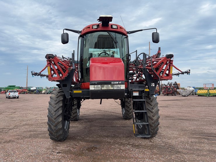 2009-case-ih-4420-self-propelled-sprayer-image-2