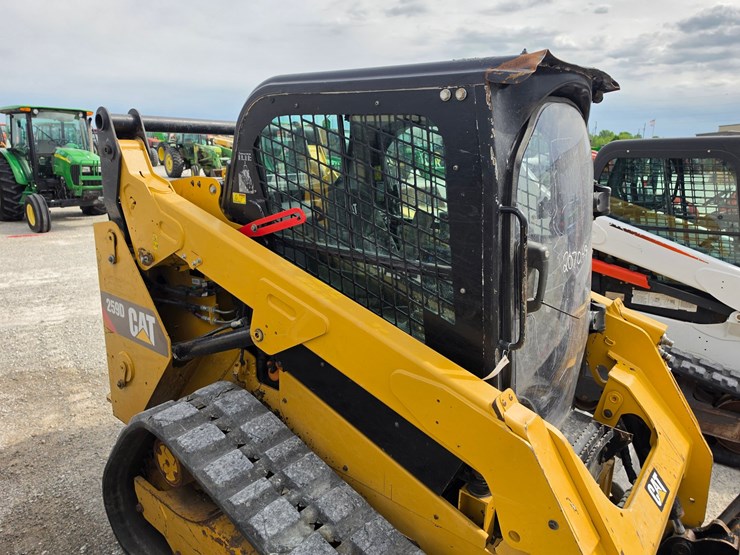 2016-caterpillar-259d-image-23