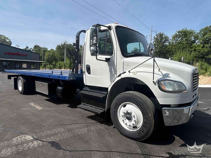 2018-freightliner-m2-106-image-2