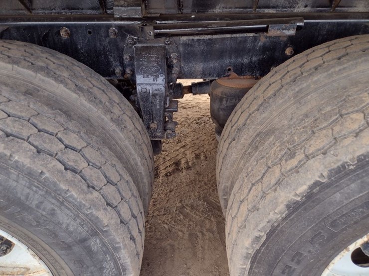 peterbilt-348-image-23