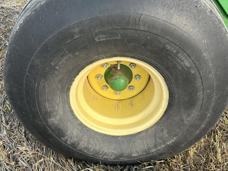 2010-john-deere-568-image-21