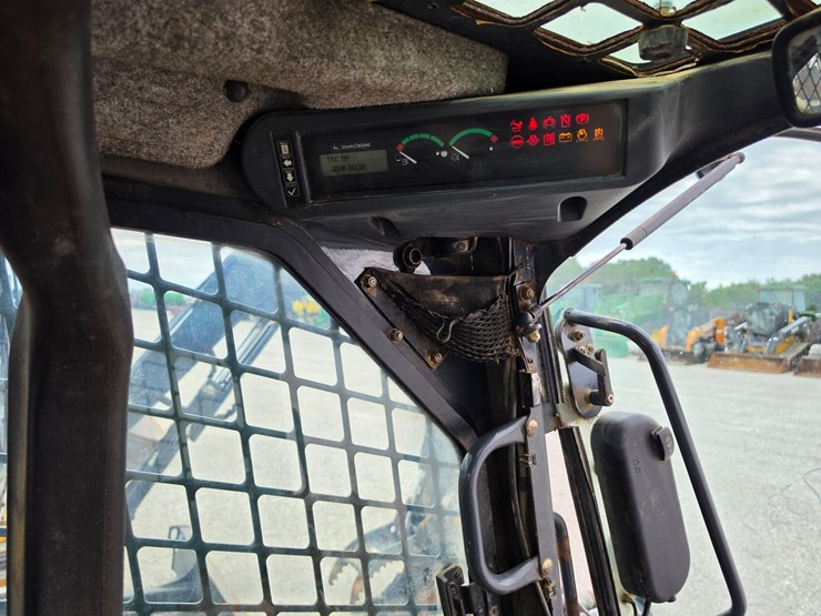2013-deere-320d-image-10