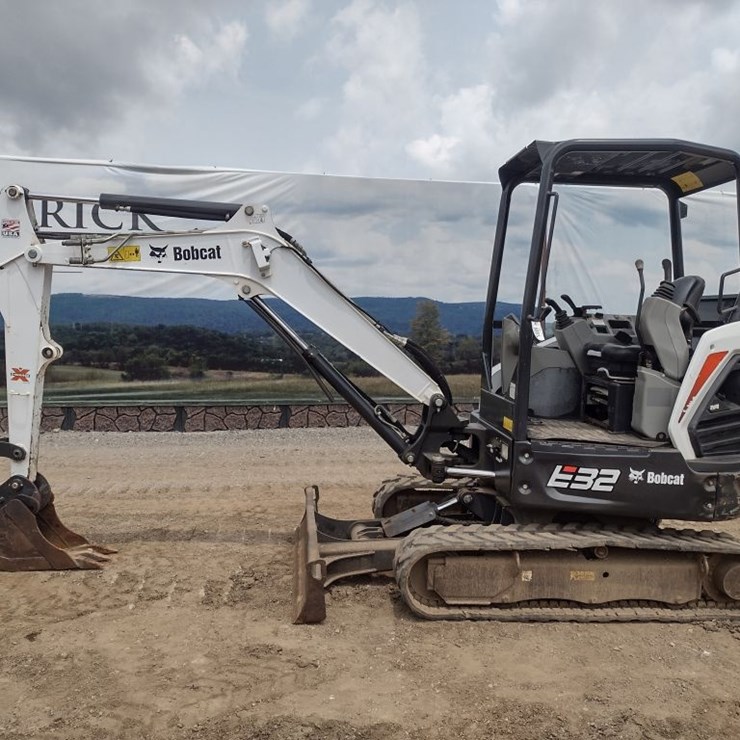 BOBCAT E32i