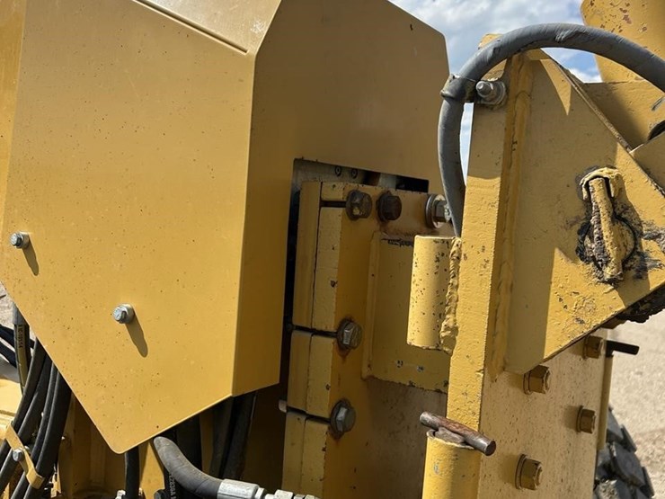 2011-caterpillar-140m2-awd-image-24