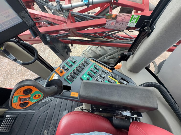 2009-case-ih-4420-self-propelled-sprayer-image-57