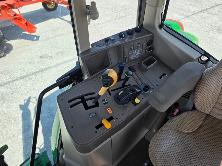 2014-john-deere-6140m-image-8