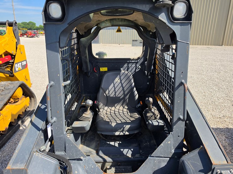 2023-deere-317g-image-7