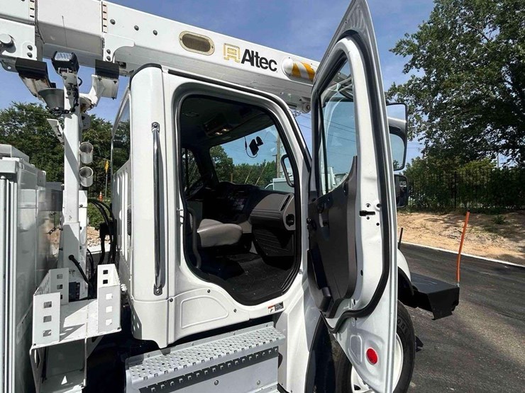 2019-freightliner-m2-106-image-64