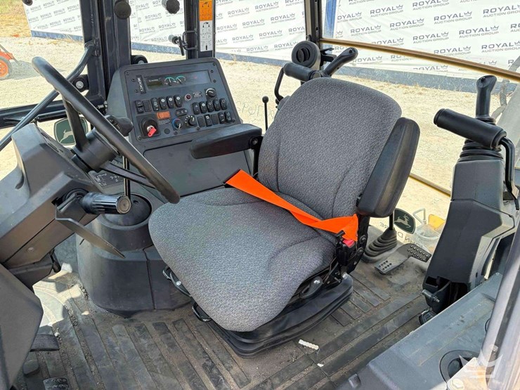 2020-deere-310l-image-8