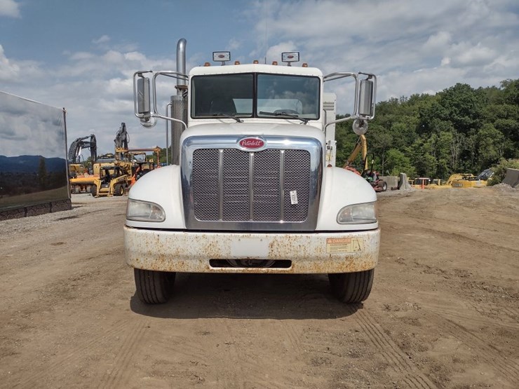 peterbilt-335-image-4
