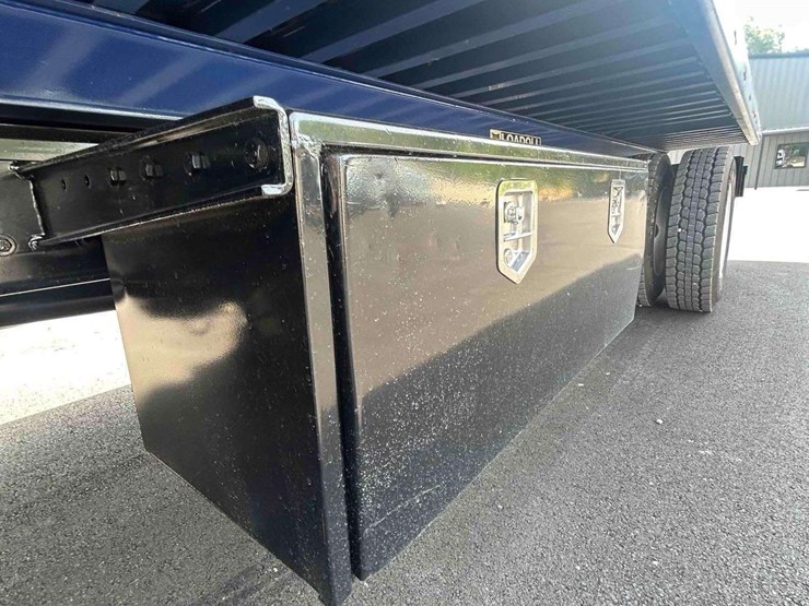 2018-freightliner-m2-106-image-36