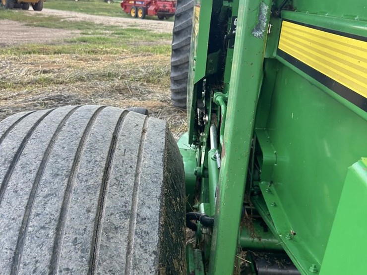 2010-john-deere-568-image-29