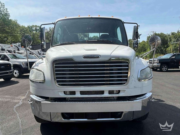 2018-freightliner-m2-106-image-24