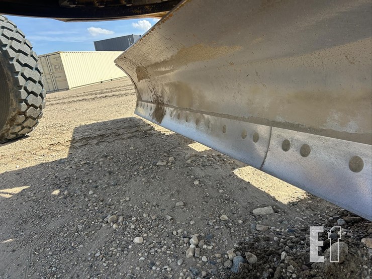 2011-caterpillar-140m2-awd-image-17