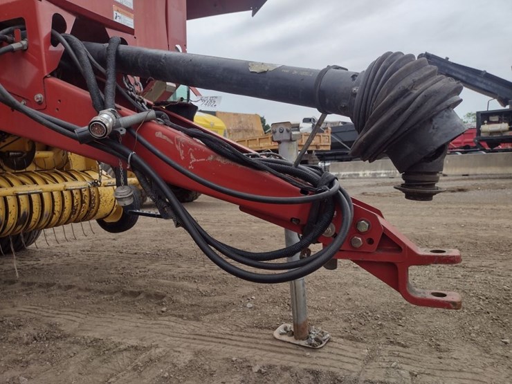 new-holland-br740-image-12