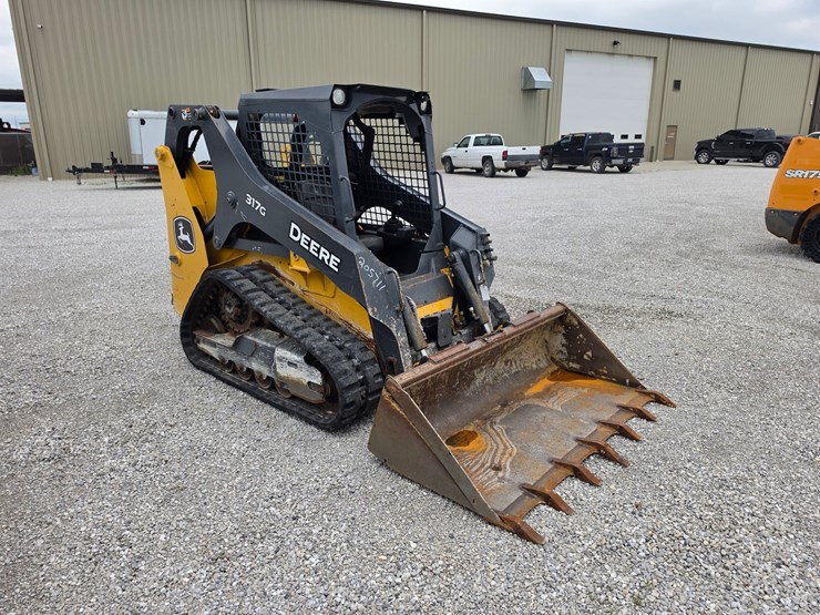 2022-deere-317g-image-23