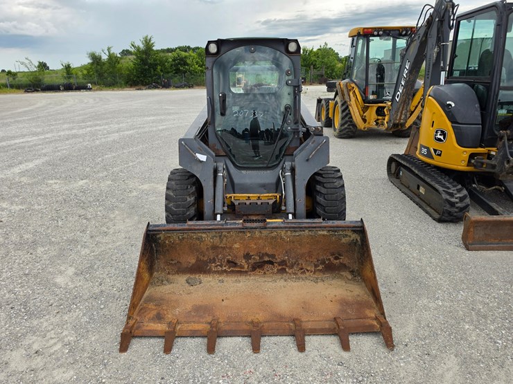 2013-deere-320d-image-2