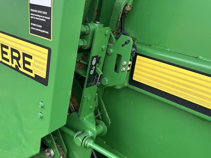 2010-john-deere-568-image-34