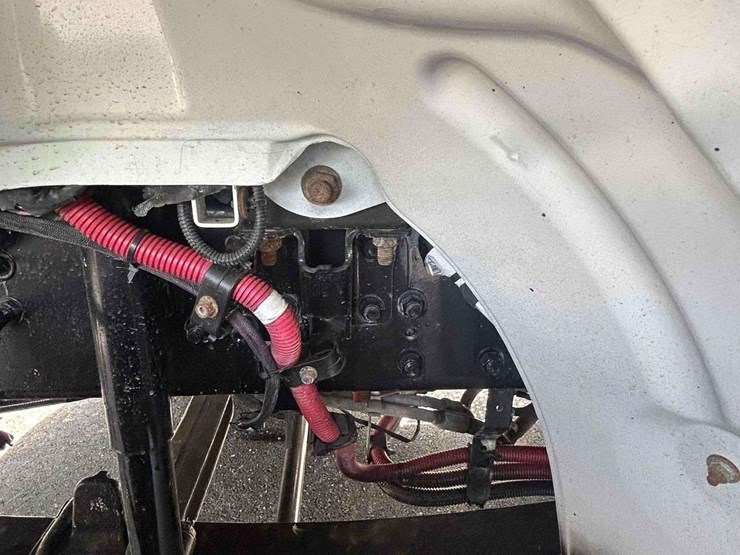 2019-freightliner-m2-106-image-31