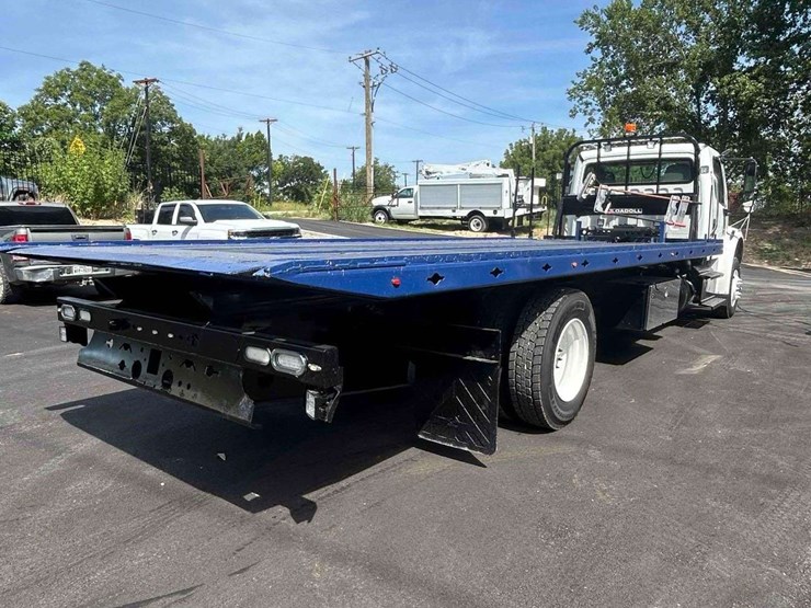 2018-freightliner-m2-106-image-3