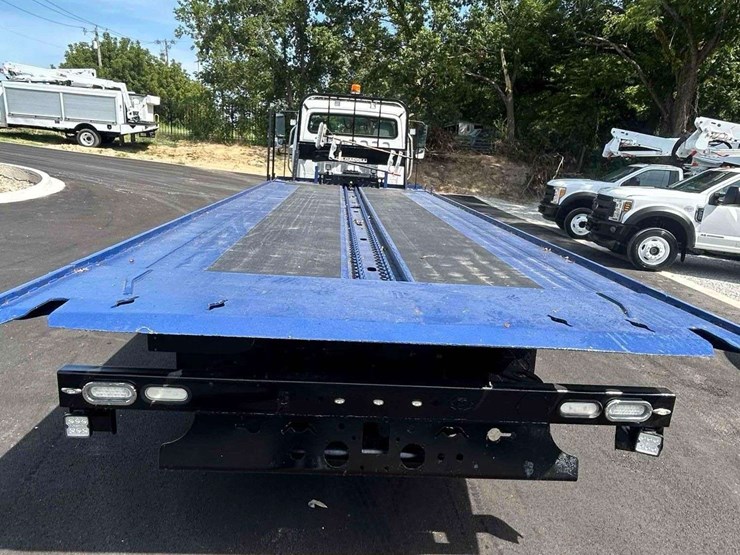2018-freightliner-m2-106-image-59