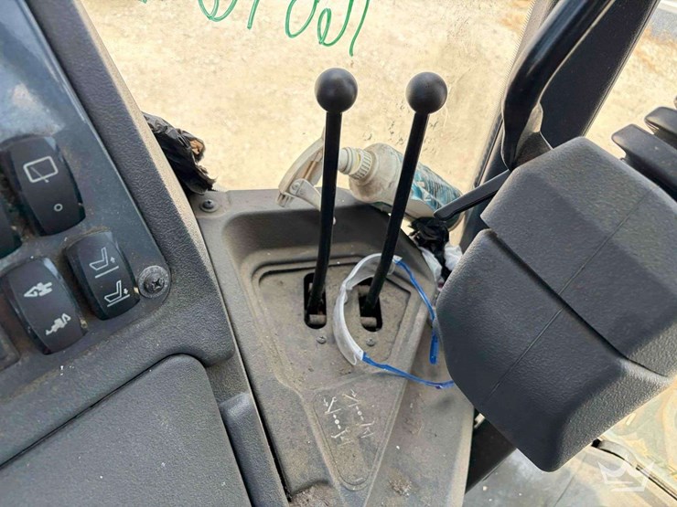 2020-deere-310l-image-14