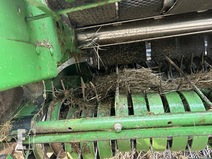 2010-john-deere-568-image-15