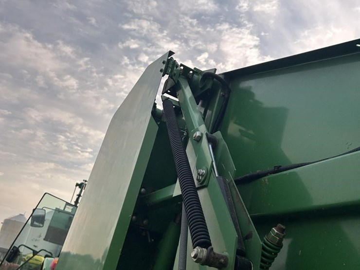 2010-john-deere-568-image-31