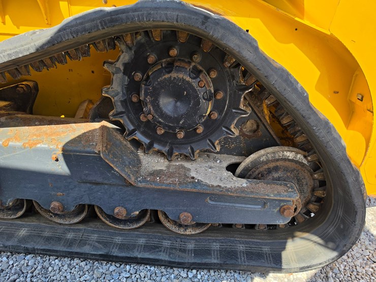 2023-deere-317g-image-15