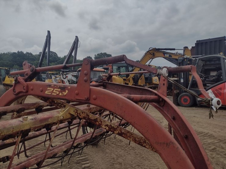 new-holland-258-image-11