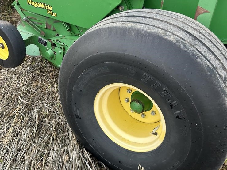 2010-john-deere-568-image-33