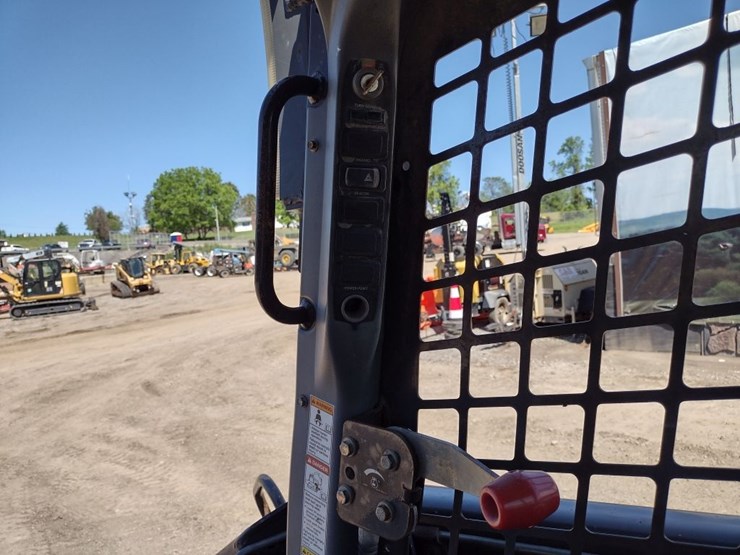 new-holland-l175-image-8