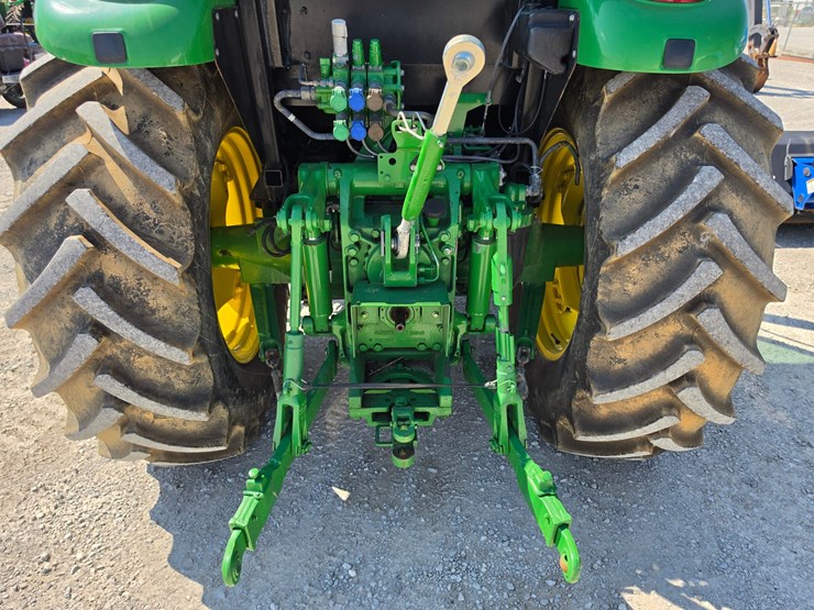 2020-john-deere-6105e-image-15