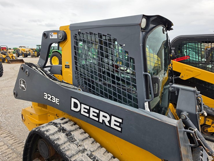 2015-deere-323e-image-13