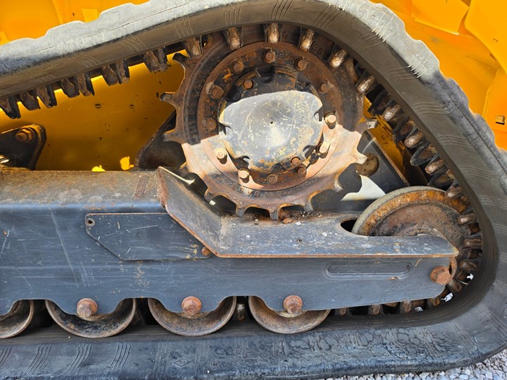 2023-deere-317g-image-15