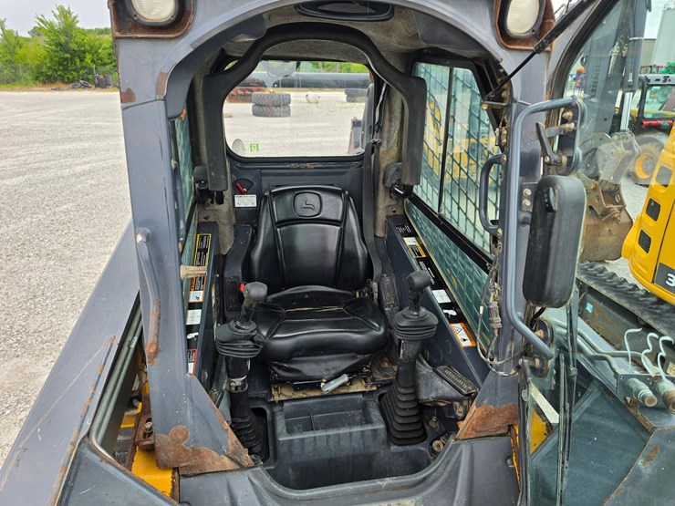 2013-deere-320d-image-7