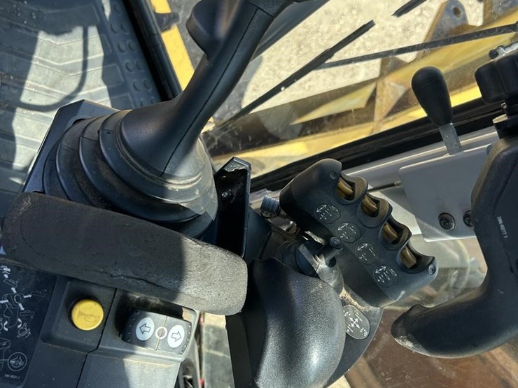 2011-caterpillar-140m2-awd-image-62