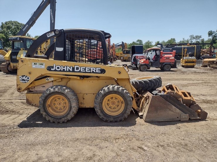 john-deere-240-image-3