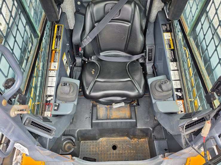 2015-deere-323e-image-9