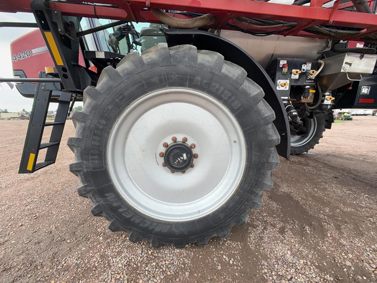 2009-case-ih-4420-self-propelled-sprayer-image-12