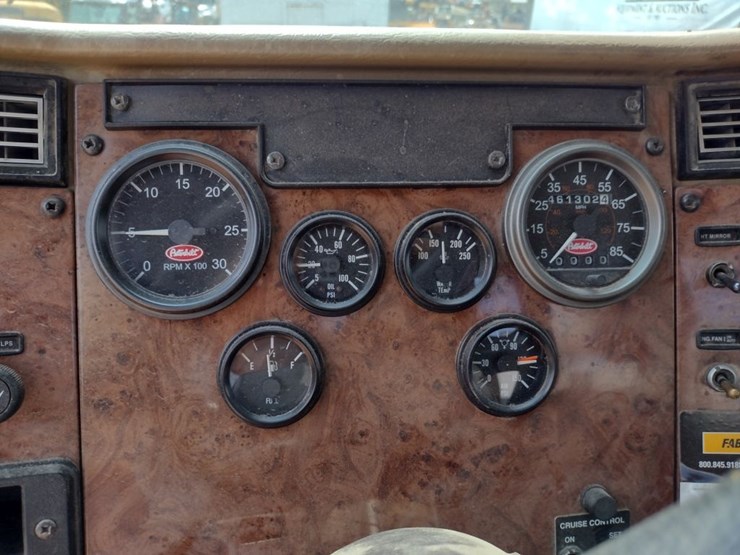 peterbilt-335-image-11