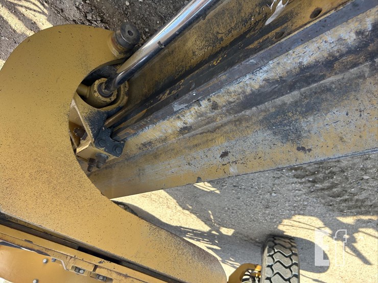 2011-caterpillar-140m2-awd-image-51