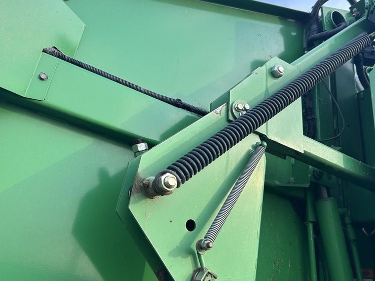 2010-john-deere-568-image-22