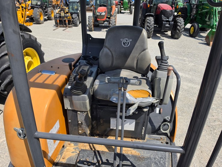 2019-case-cx37c-image-8